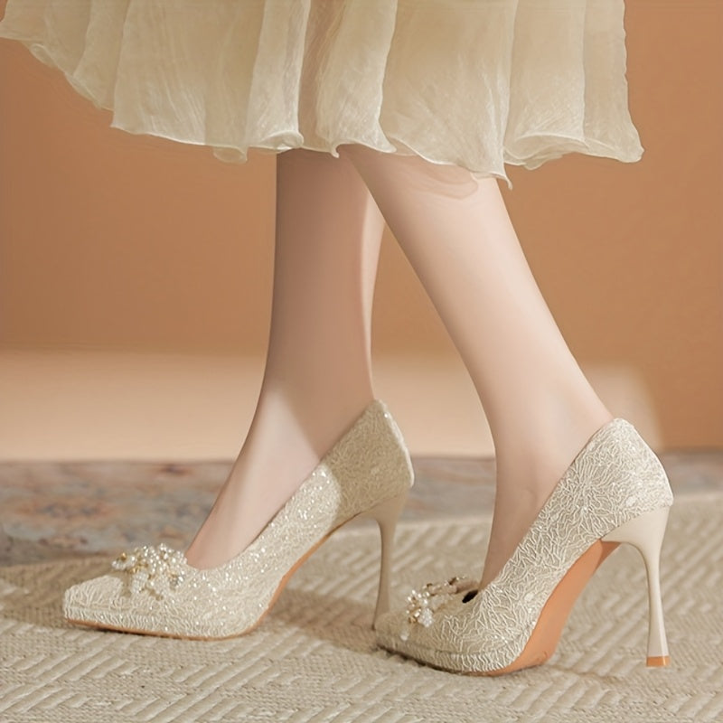 Women's wedding shoes with beaded flowers, designed for brides to pair with their main wedding dresses. These shoes feature shallow openings, thin heels, and offer comfort, making them high-heeled shoes perfect for the big day.