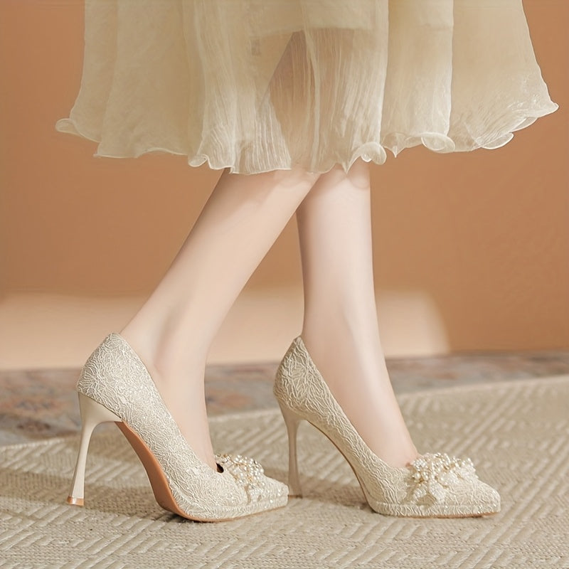 Women's wedding shoes with beaded flowers, designed for brides to pair with their main wedding dresses. These shoes feature shallow openings, thin heels, and offer comfort, making them high-heeled shoes perfect for the big day.