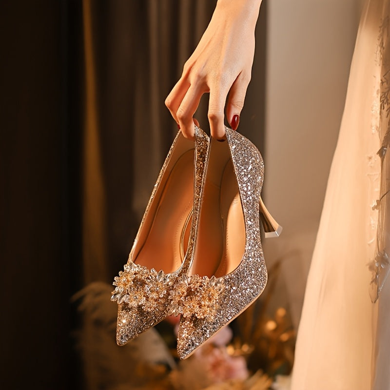 Wedding shoes, the pointed - toe high - heeled shoes for brides that match the main wedding dress and are comfortable to wear