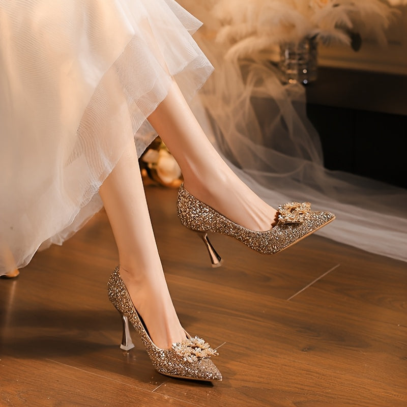 Wedding shoes, the pointed - toe high - heeled shoes for brides that match the main wedding dress and are comfortable to wear