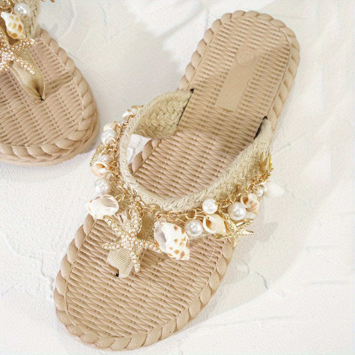 Women'S Summer Beach Flip-Flops with Shell Chain Accents - Casual Woven Straw Flat Sandals, Round Toe & Slip-On Design for Poolside, Vacation, or Casual Attire, Beach Shoes