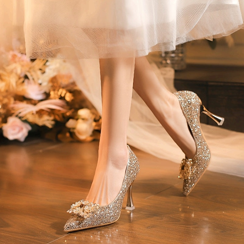 Wedding shoes, the pointed - toe high - heeled shoes for brides that match the main wedding dress and are comfortable to wear