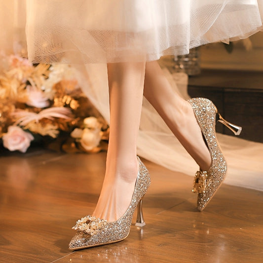 Wedding shoes, the pointed - toe high - heeled shoes for brides that match the main wedding dress and are comfortable to wear