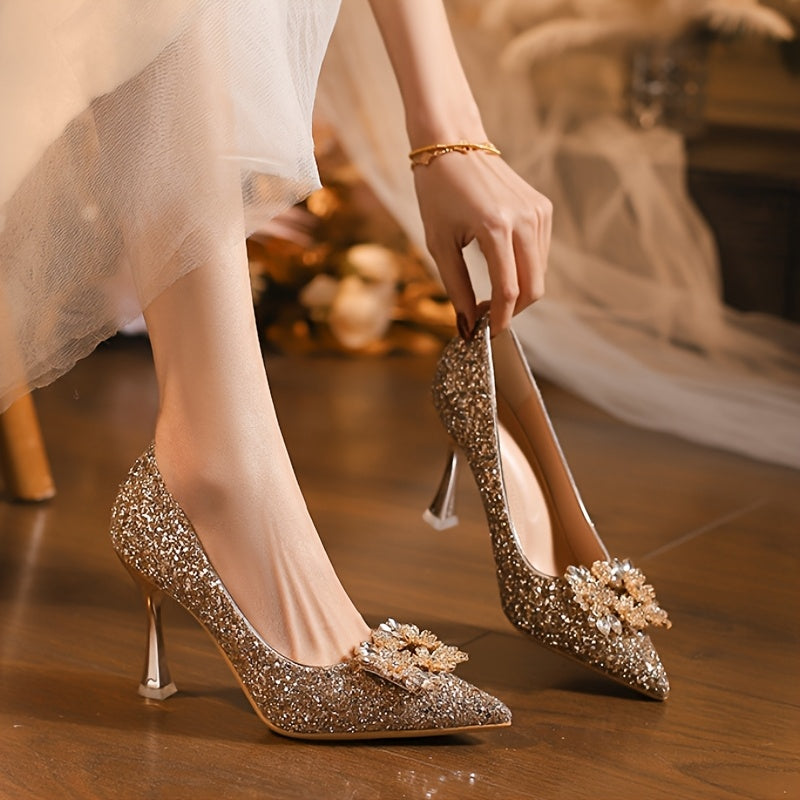 Wedding shoes, the pointed - toe high - heeled shoes for brides that match the main wedding dress and are comfortable to wear