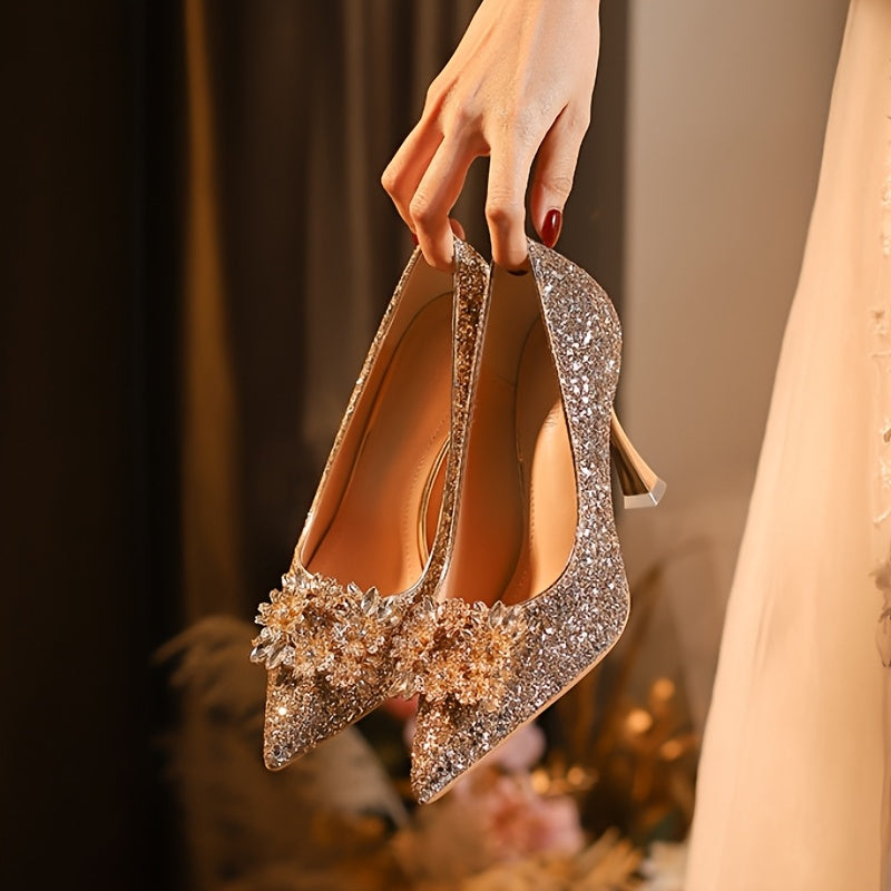 Wedding shoes, the pointed - toe high - heeled shoes for brides that match the main wedding dress and are comfortable to wear