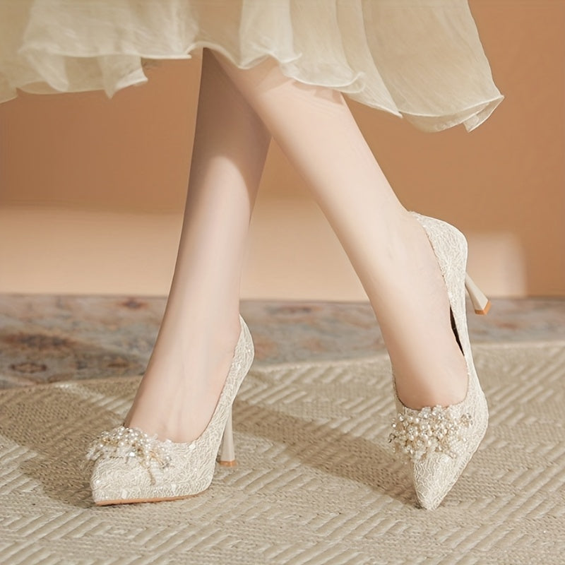 Women's wedding shoes with beaded flowers, designed for brides to pair with their main wedding dresses. These shoes feature shallow openings, thin heels, and offer comfort, making them high-heeled shoes perfect for the big day.