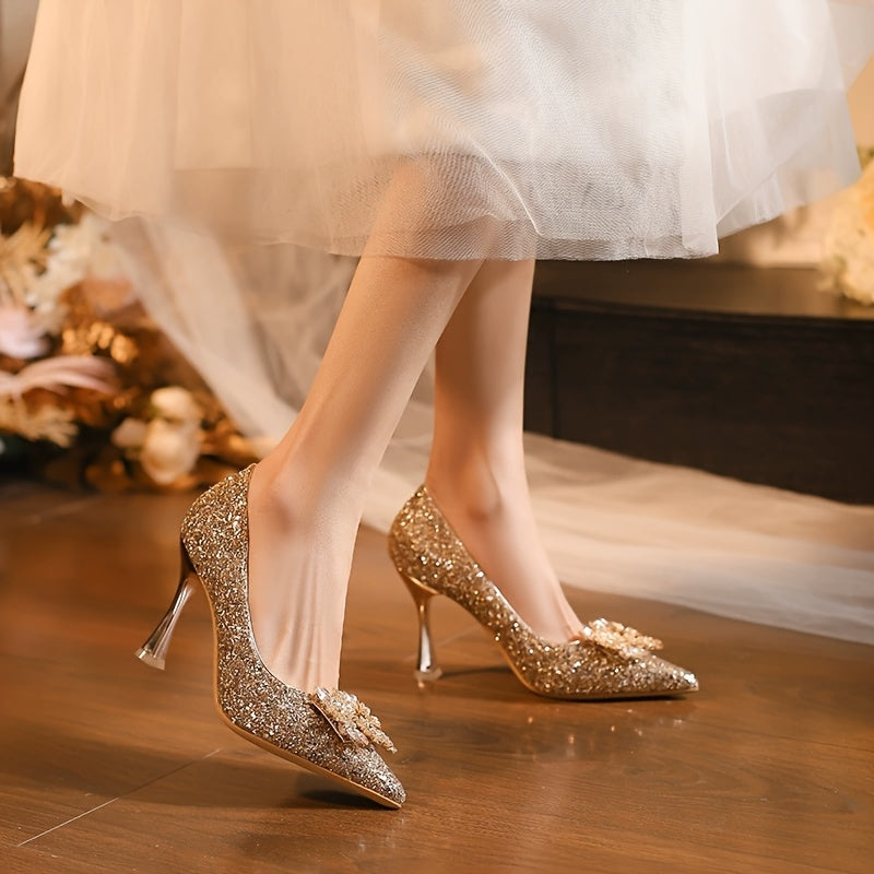 Wedding shoes, the pointed - toe high - heeled shoes for brides that match the main wedding dress and are comfortable to wear