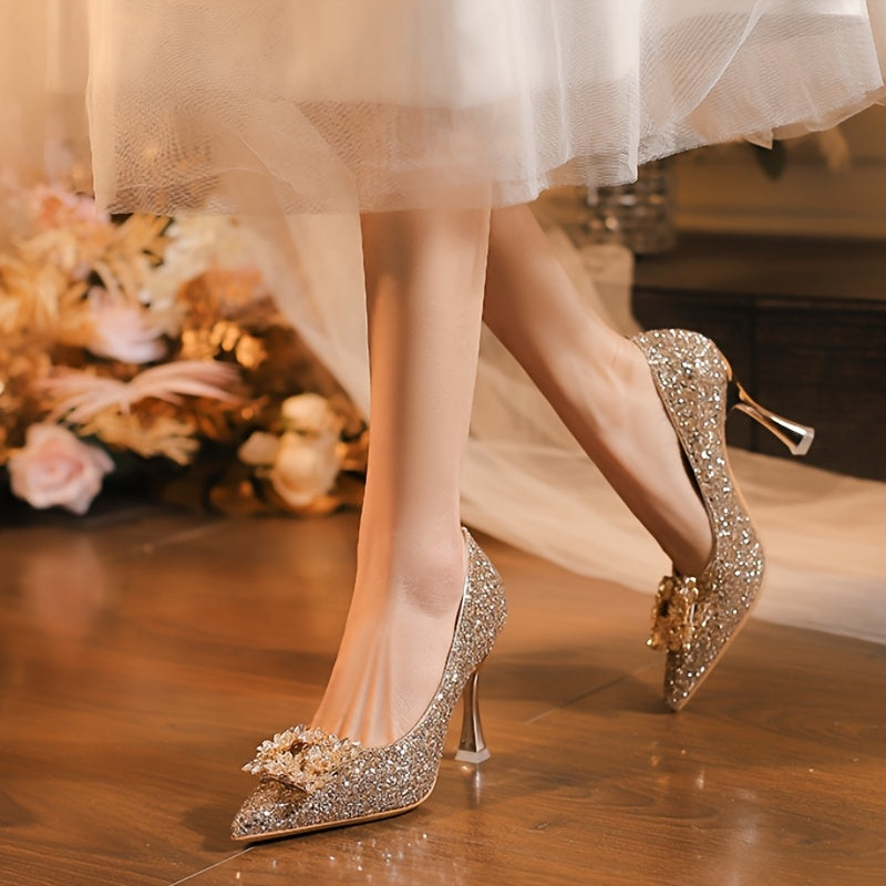 Wedding shoes, the pointed - toe high - heeled shoes for brides that match the main wedding dress and are comfortable to wear